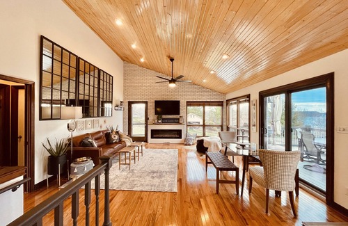 Winchester Cabina | ☀️Tims Ford Bliss☀️ amazing Lakefront views, private Dock, Beach, Firepit, Fun!!