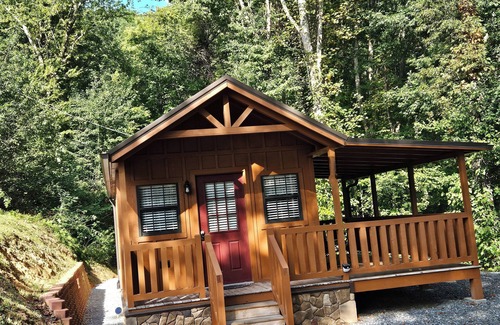 Bryson City Cabina | Tiny Hideaway Cabin mins. from Downtown Bryson City and Deep Creek National Park