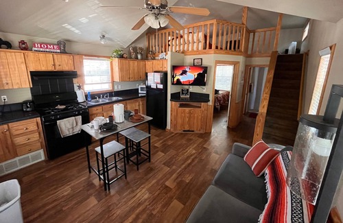 Hudson Bend Cabina | Tiny Home Getaway: Pool, Hot Tub & Peaceful Vibes