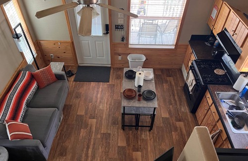 Hudson Bend Cabina | Tiny Home Getaway: Pool, Hot Tub & Peaceful Vibes