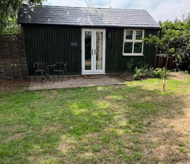 East Drayton Chalet De Esquí | Tiny home in Grade 1 listed church garden