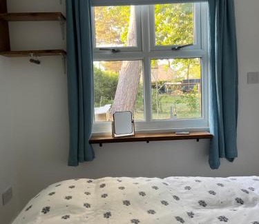 East Drayton Chalet De Esquí | Tiny home in Grade 1 listed church garden