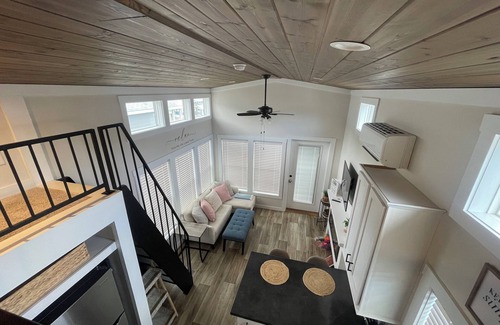 Sherrills Ford Cabina | Tiny Lakeside Retreat, sleeps 8. On Lake Norman for all the lake fun!