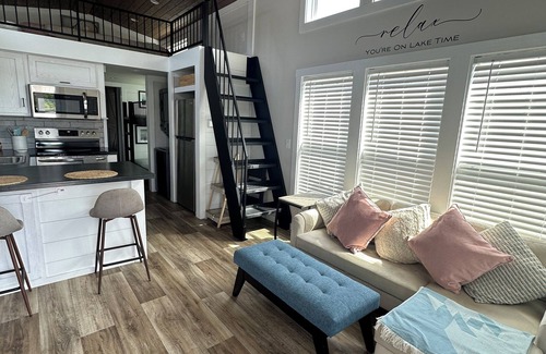 Sherrills Ford Cabina | Tiny Lakeside Retreat, sleeps 8. On Lake Norman for all the lake fun!