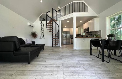 Batesville Casa | Tiny Luxury Cabin Retreat On White River