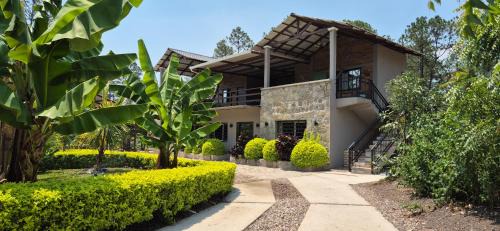 Francisco Morazan Chalet De Esquí | Tinyhouses and Tropical Gardens