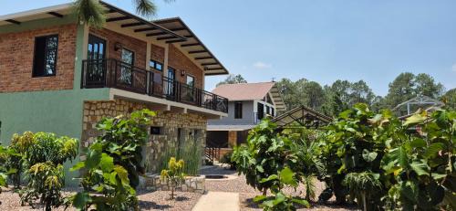 Francisco Morazan Chalet De Esquí | Tinyhouses and Tropical Gardens