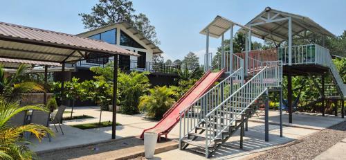 Francisco Morazan Chalet De Esquí | Tinyhouses and Tropical Gardens