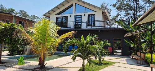 Francisco Morazan Chalet De Esquí | Tinyhouses and Tropical Gardens