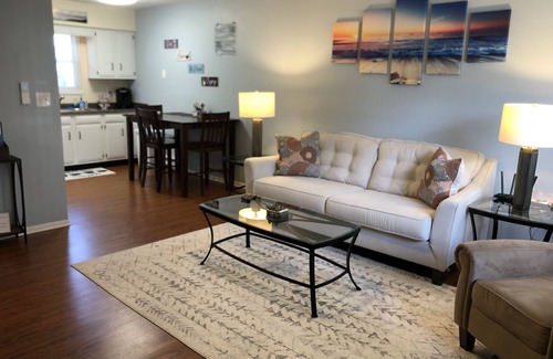 Conneaut Apartamento | Tis' Time Getaway. Just a few blocks from beautiful Lake Erie!