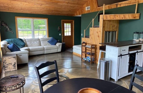 White Plains Casa | Top Alrbnb destination now on VRBO! Lake House on private lake -fishing / horses