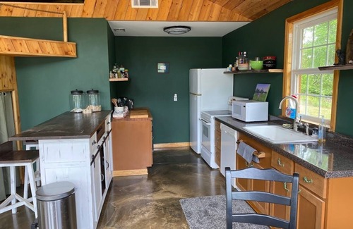 White Plains Casa | Top Alrbnb destination now on VRBO! Lake House on private lake -fishing / horses