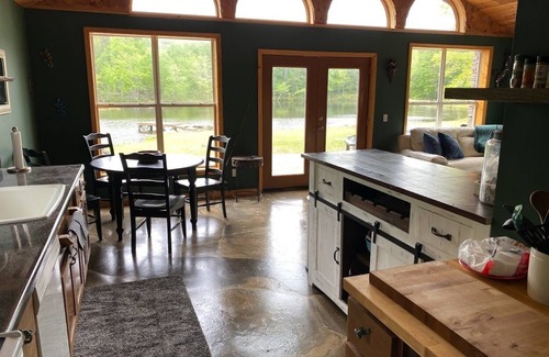 White Plains Casa | Top Alrbnb destination now on VRBO! Lake House on private lake -fishing / horses