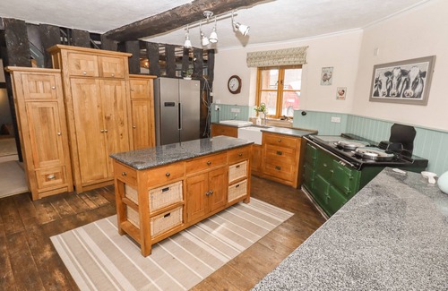Felton Casa | TOP FARM HOUSE, family friendly, character holiday cottage in Knockin