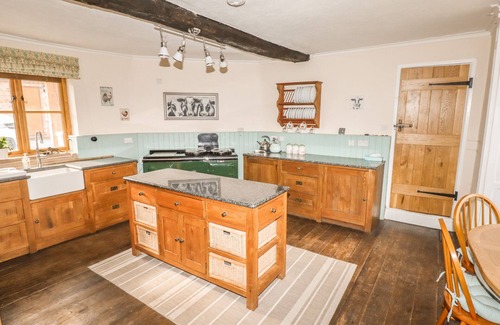 Felton Casa | TOP FARM HOUSE, family friendly, character holiday cottage in Knockin