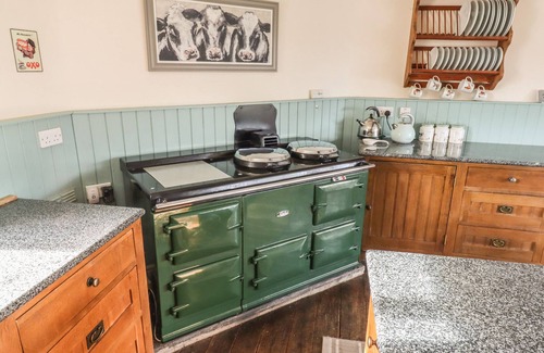 Felton Casa | TOP FARM HOUSE, family friendly, character holiday cottage in Knockin