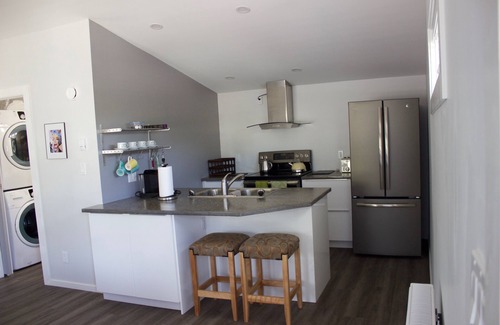 Southeast Edmonton Apartamento | Suite superior de garaje tipo loft cerca de Whyte Ave & University. Acceso rápido al centro.