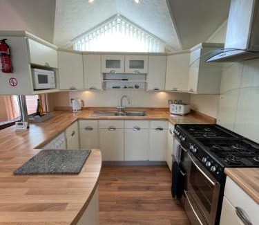 Swarland Villa | Torrey Pines - 2 bedroom hot tub lodge with free golf, NO BUGGY