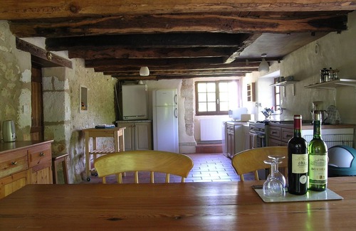 Paussac-et-Saint-Vivien Cabaña | Cabaña de piedra totalmente aislada con piscina privada, 2 acres de jardín y bosque