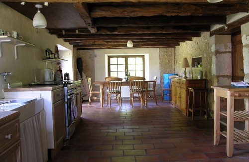 Paussac-et-Saint-Vivien Cabaña | Cabaña de piedra totalmente aislada con piscina privada, 2 acres de jardín y bosque