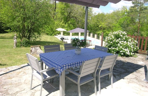 Paussac-et-Saint-Vivien Cabaña | Cabaña de piedra totalmente aislada con piscina privada, 2 acres de jardín y bosque