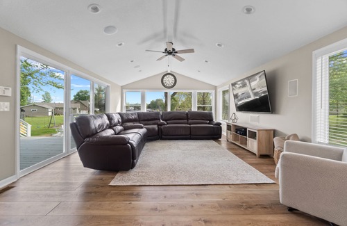 Fremont Casa | Totally Renovated! Luxury Lakehouse on Snow Lake