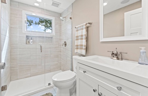 Fremont Casa | Totally Renovated! Luxury Lakehouse on Snow Lake