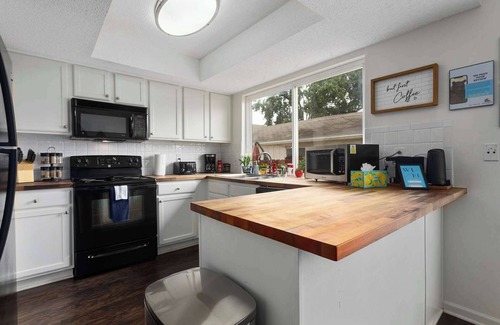 Grandview Casa | TownHome Minutes away from KC|Sleeps 10 &Renovated