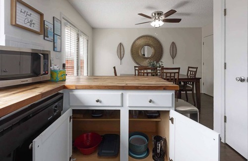 Grandview Casa | TownHome Minutes away from KC|Sleeps 10 &Renovated