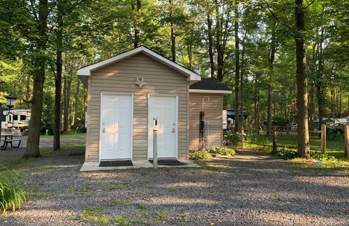 Clarence-Rockland Alquiler De RV | Très beau terrain de Camping, SDD Camping Lot 24b