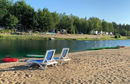 Clarence-Rockland Alquiler De RV | Très beau terrain de Camping, SDD Camping Lot 24b