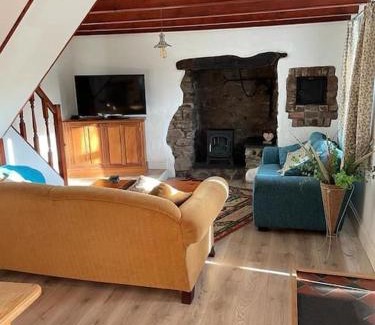 Llangwm Casa | Traditional Stone cottage in heart of the village