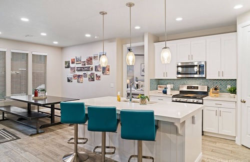 Washington Casa | ¡Para estrenar! Lujo 5 cama! Jacuzzi privado! Pozo de fuego! Comedor al aire libre! Patio trasero privado!