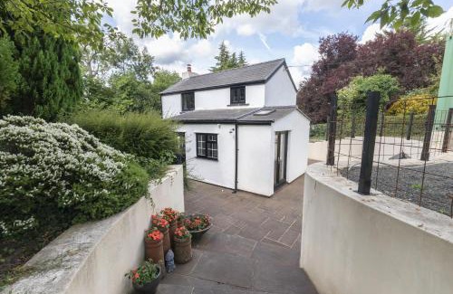 Abergavenny Casa | Tranquil Cottage with Hot Tub
