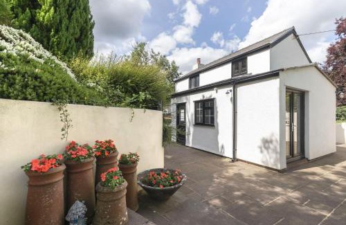 Abergavenny Casa | Tranquil Cottage with Hot Tub