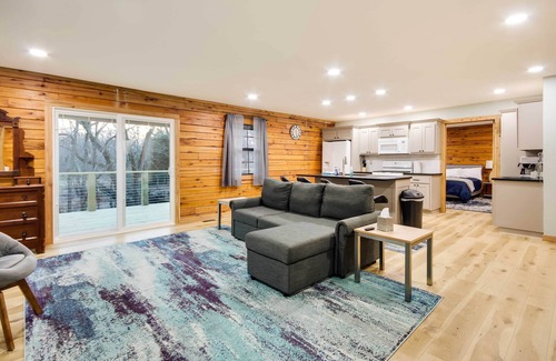 Pineville Cabina | Tranquil Creekside Hideout: Families Welcome!