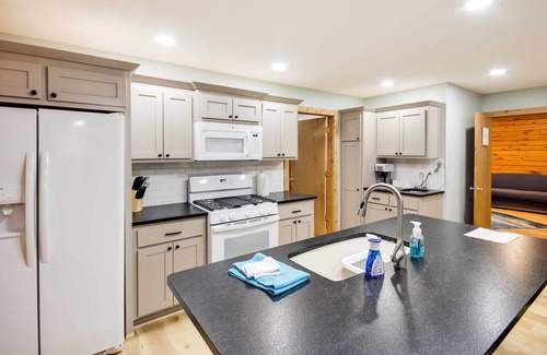Pineville Cabina | Tranquil Creekside Hideout: Families Welcome!