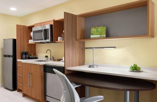 Pooler Hotel | Tranquil Escape! Kitchen, Outdoor Pool, Free Breakfast and Parking, Pets Allowed