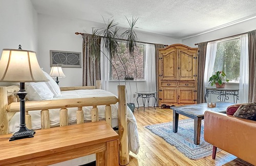 Paonia Hotel | Tranquil hotel with 4 beds, Full kitchen, Living Room, Dining Room in Paonia