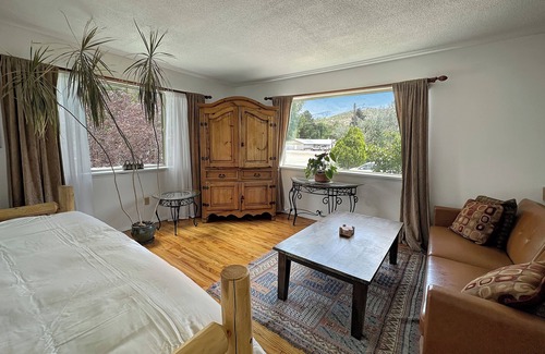 Paonia Hotel | Tranquil hotel with 4 beds, Full kitchen, Living Room, Dining Room in Paonia