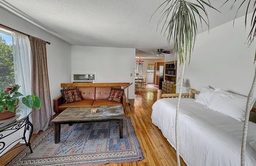 Paonia Hotel | Tranquil hotel with 4 beds, Full kitchen, Living Room, Dining Room in Paonia