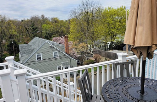 Greenwich Apartamento | Tranquil modern upstairs apt. Walk to restaurants & beach!