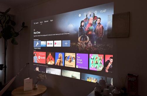 Spitalfields Apartamento | Tranquil Oasis w 100inch Cinema & Hammock, by the Design Traveller