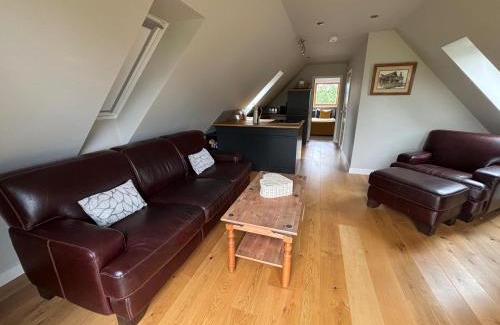 Bulmer Apartamento | Tranquil Pond View Loft Retreat in Sudbury