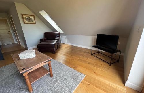 Bulmer Apartamento | Tranquil Pond View Loft Retreat in Sudbury