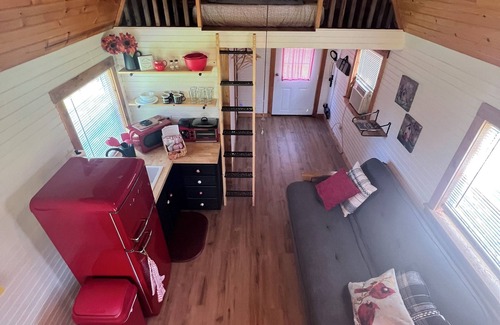 Cassville Alquiler De RV | Tranquil Retreat: Charming Pet-Friendly Tiny House Cabin Amidst Nature's Beauty!