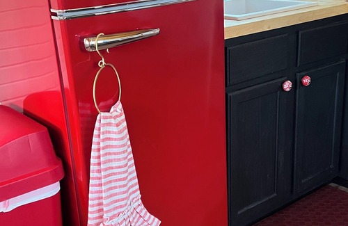 Cassville Alquiler De RV | Tranquil Retreat: Charming Pet-Friendly Tiny House Cabin Amidst Nature's Beauty!