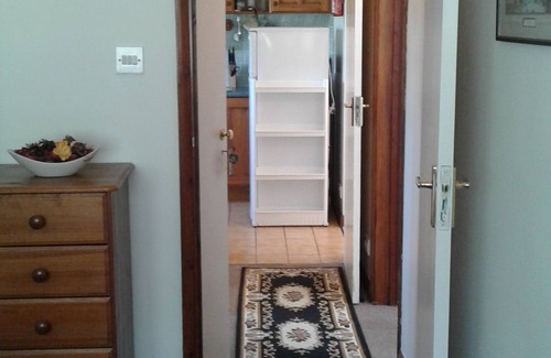 Hastings Cabaña | Retiro tranquilo, dos dormitorios, dos baños (uno en suite, un baño con ducha)