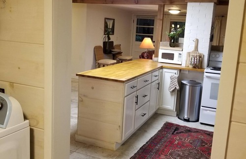 Mountain City Cabaña | Ambiente tranquilo con una vista celestial del porche delantero de Black Rock Mountain