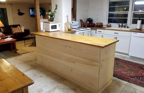 Mountain City Cabaña | Ambiente tranquilo con una vista celestial del porche delantero de Black Rock Mountain